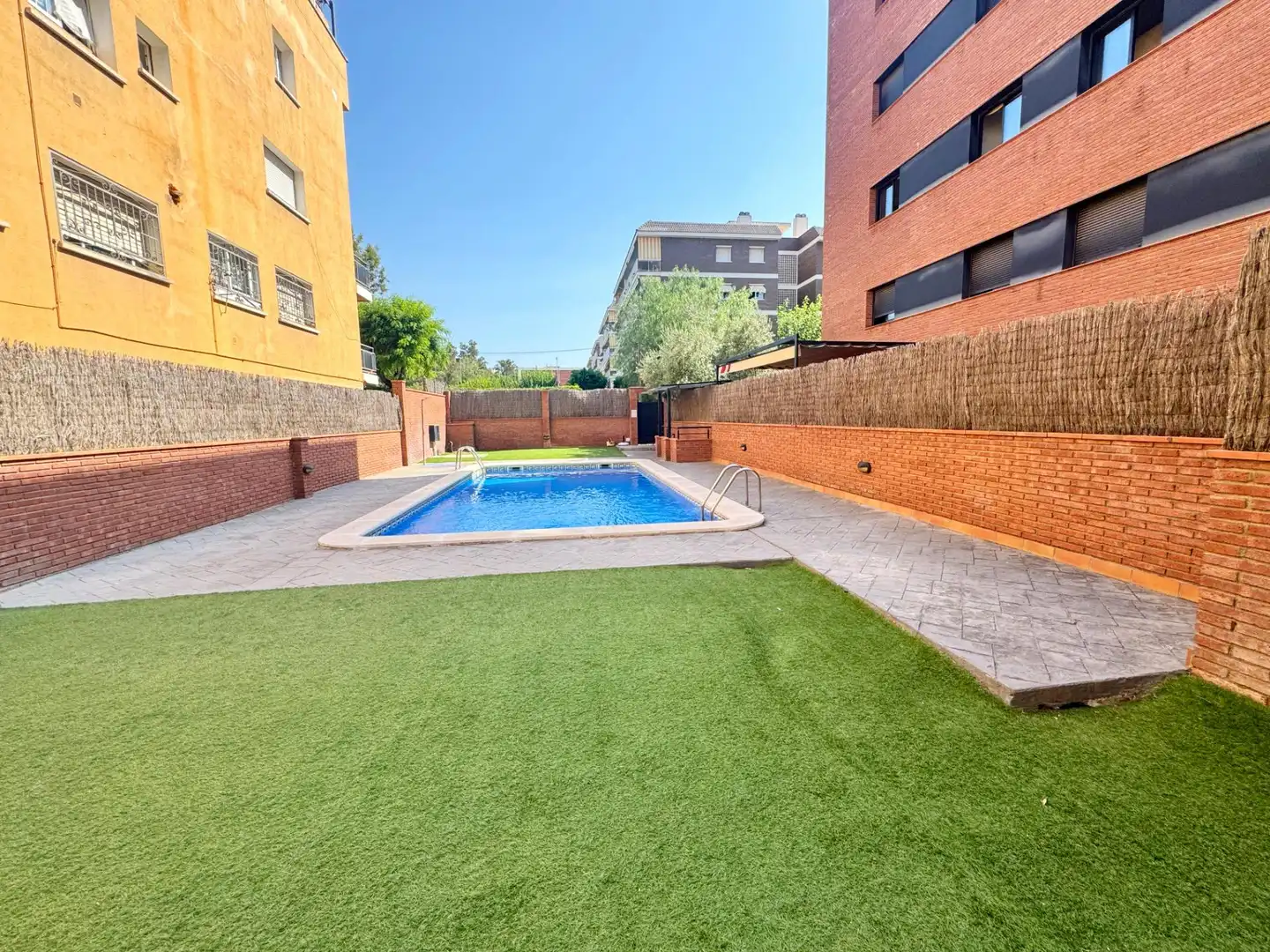 Piscina de Piso en venta en Castelldefels con Aire acondicionado, Jardín privado y Amueblado