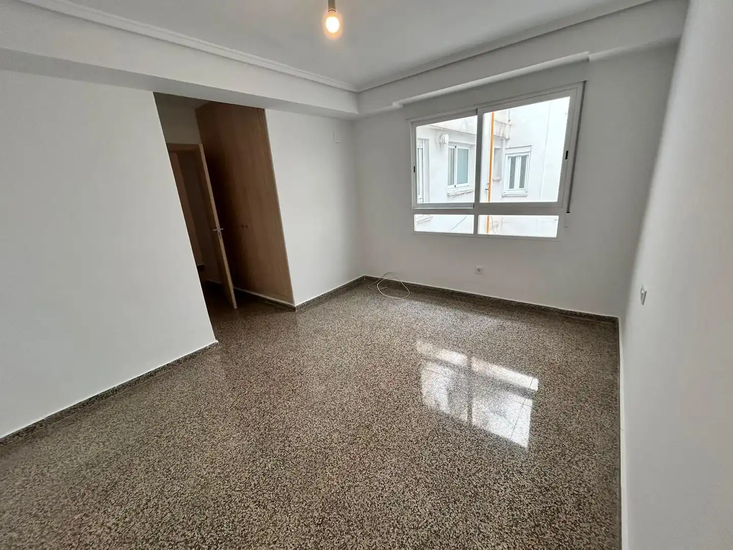 Schlafzimmer von Wohnung zur Miete in Valencia mit Balkon
