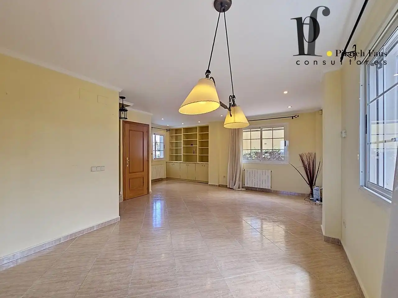 Sala de estar de Casa o chalet en venta en La Pobla de Vallbona con Aire acondicionado, Calefacción y Jardín privado