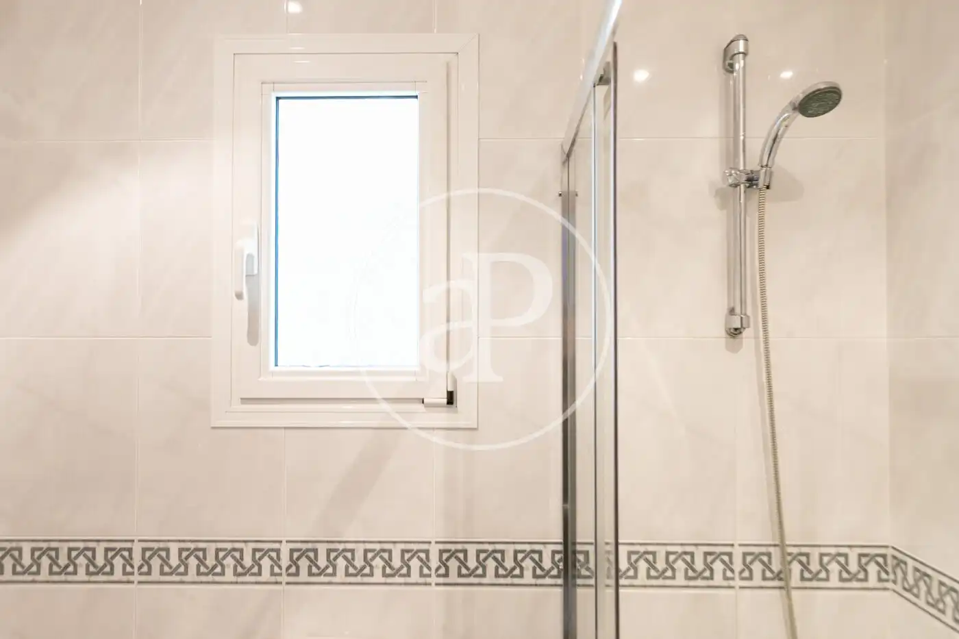 Baño de Ático en venta en L'Hospitalet de Llobregat con Calefacción, Terraza y Trastero