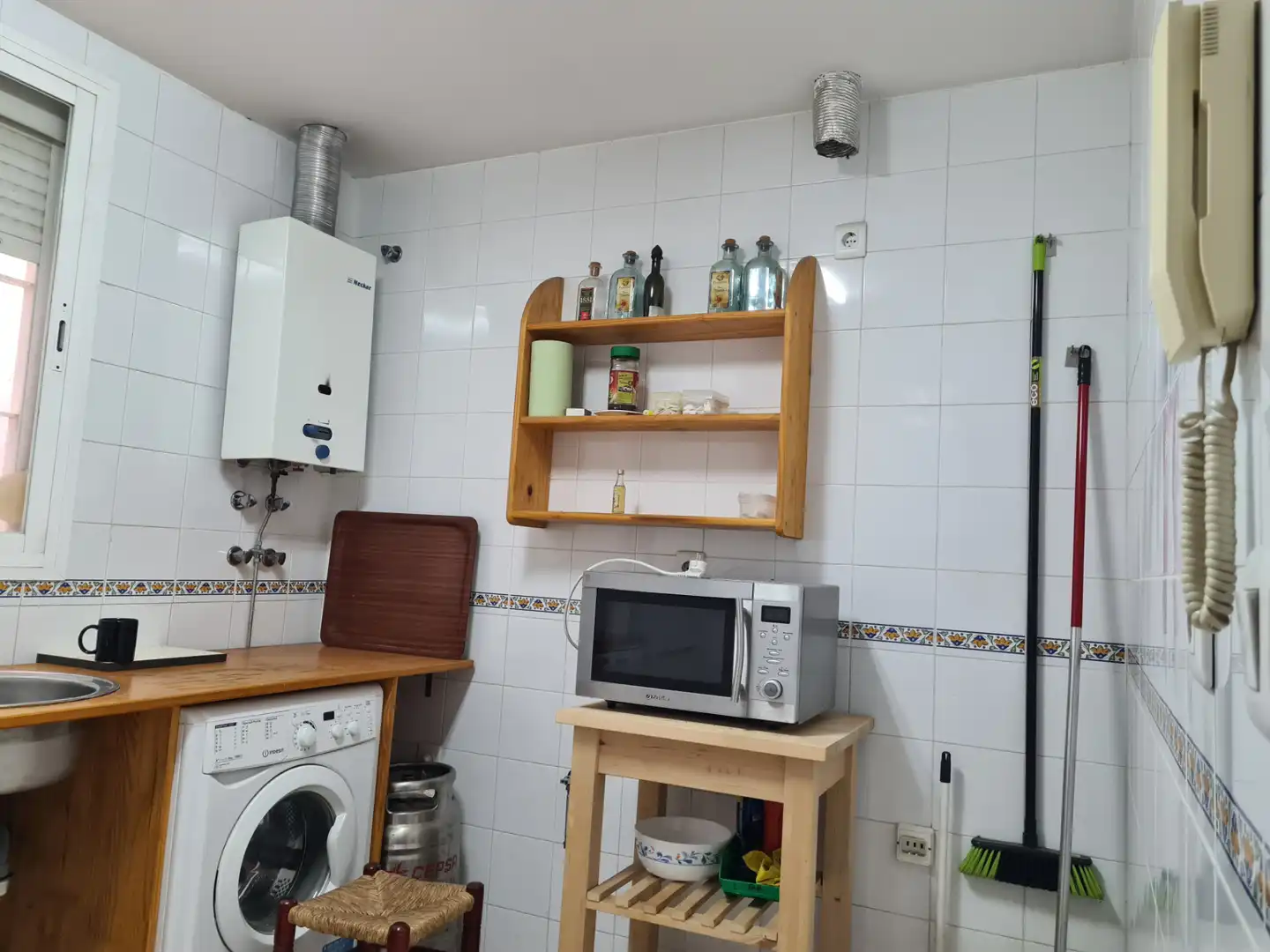 Kitchen of Flat for sale in Sevilla  with Air Conditioner and Storage room