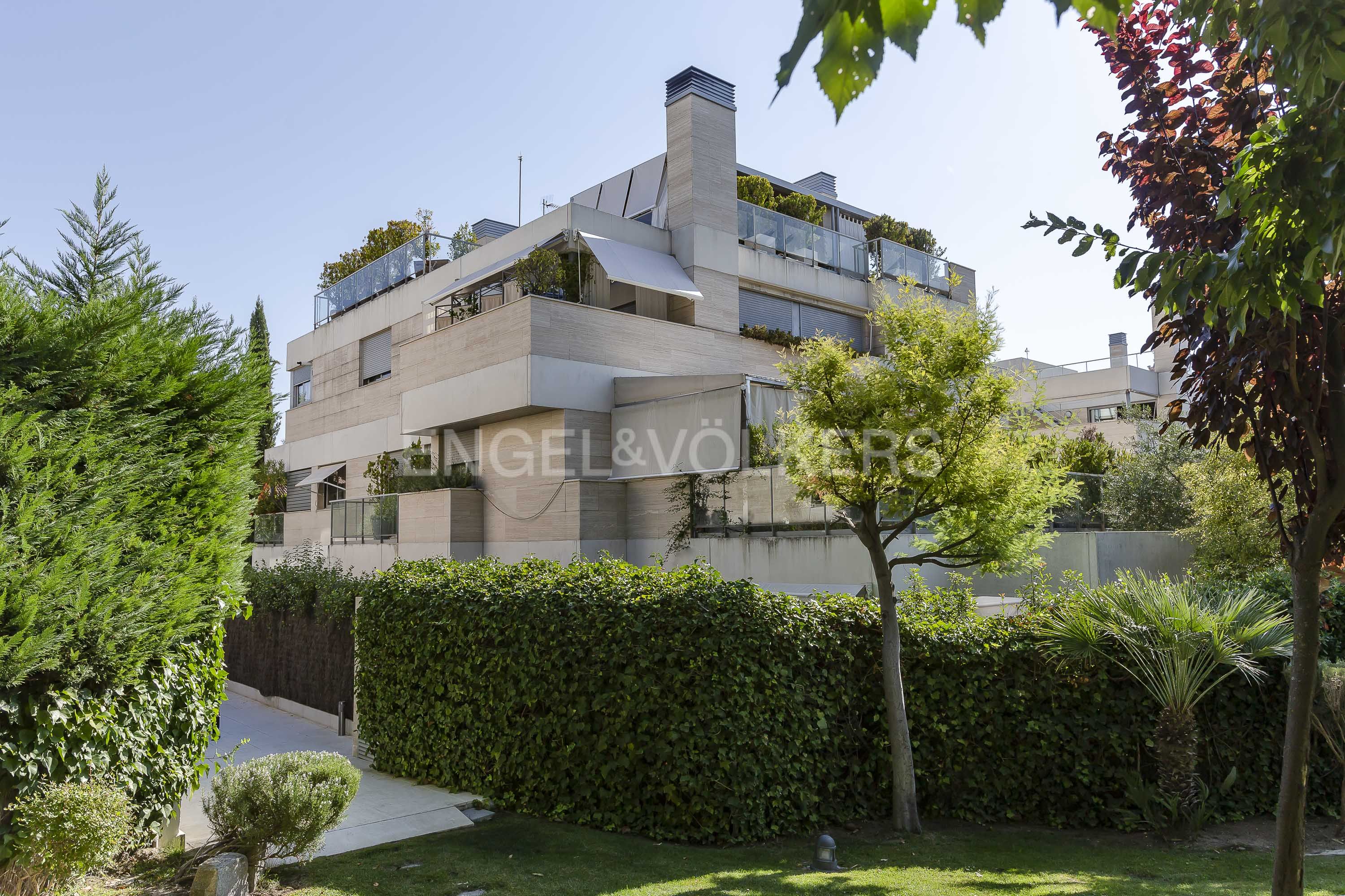 Vista exterior de Apartament en venda en  Madrid Capital amb Aire condicionat, Calefacció i Jardí privat