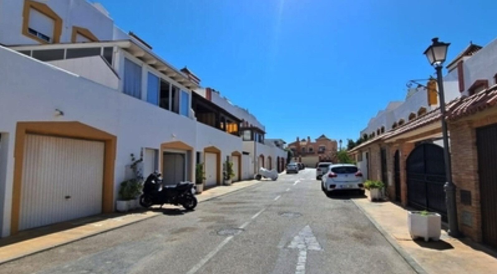 Vista exterior de Casa o xalet en venda en Marbella amb Aire condicionat, Jardí privat i Terrassa