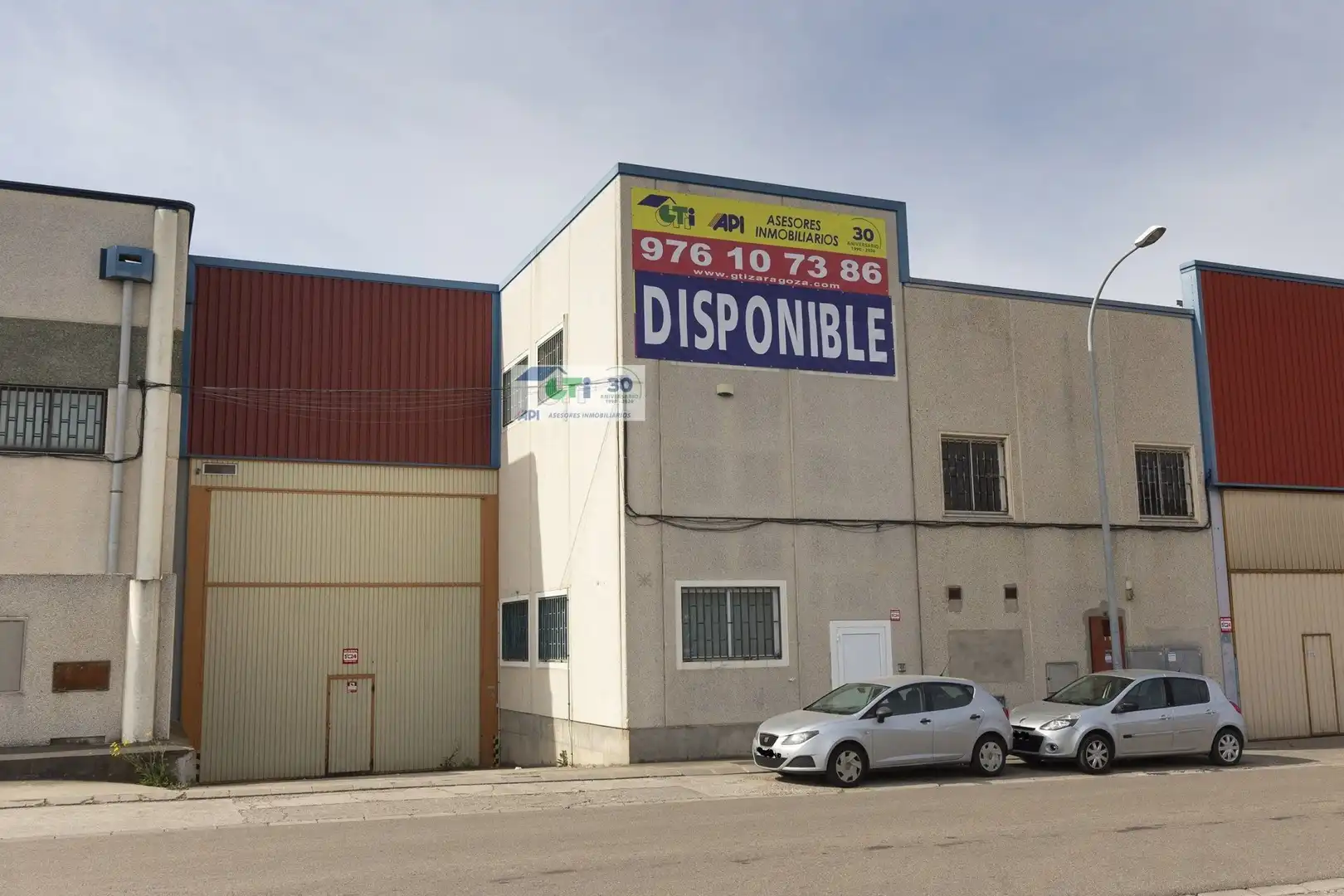 Außenansicht von Fabrikhallen zum Verkauf in La Puebla de Alfindén
