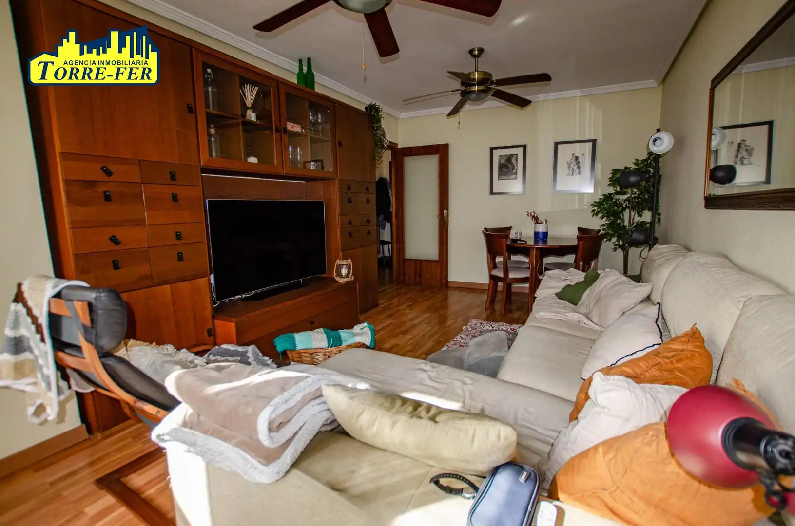 Wohnzimmer von Wohnung zum Verkauf in Almería mit Klimaanlage und Heizung