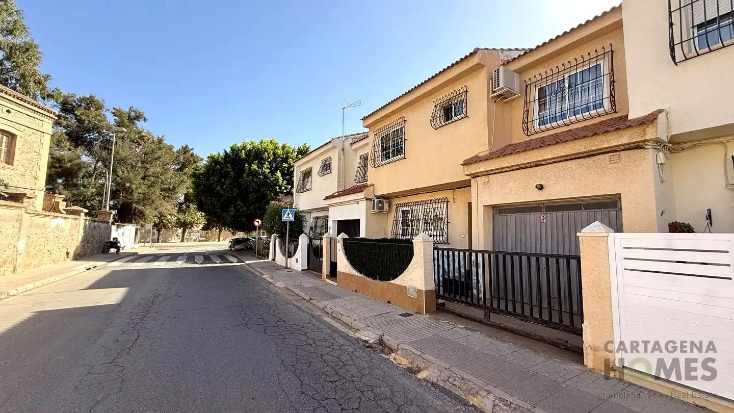 Vista exterior de Casa o xalet en venda en Cartagena amb Aire condicionat i Jardí privat