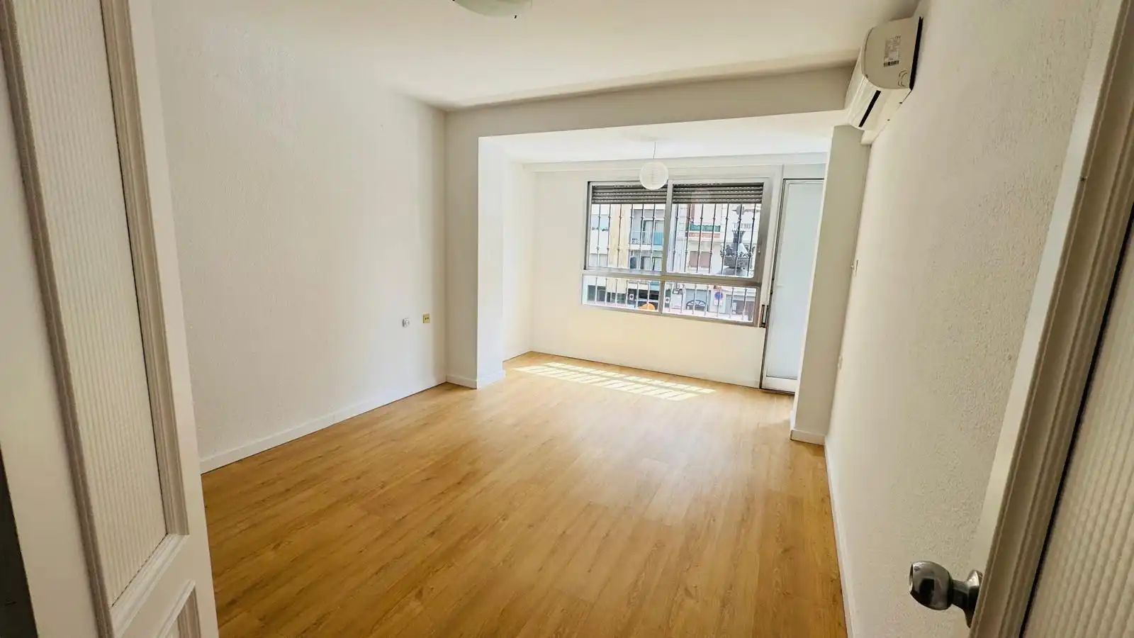 Bedroom of Flat for rent in Valencia  with Air Conditioner, Parquet flooring and Terrace