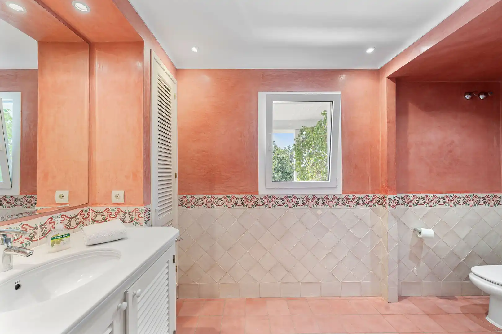 Bany de Casa o xalet en venda en Marbella amb Aire condicionat, Jardí privat i Terrassa