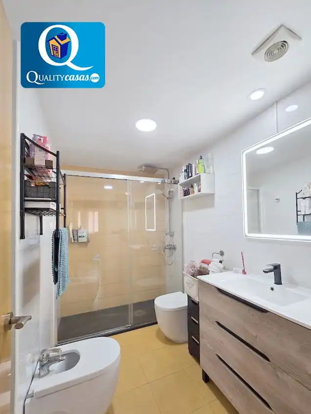Bany de Casa o xalet en venda en Alicante / Alacant amb Aire condicionat, Terrassa i Piscina comunitària