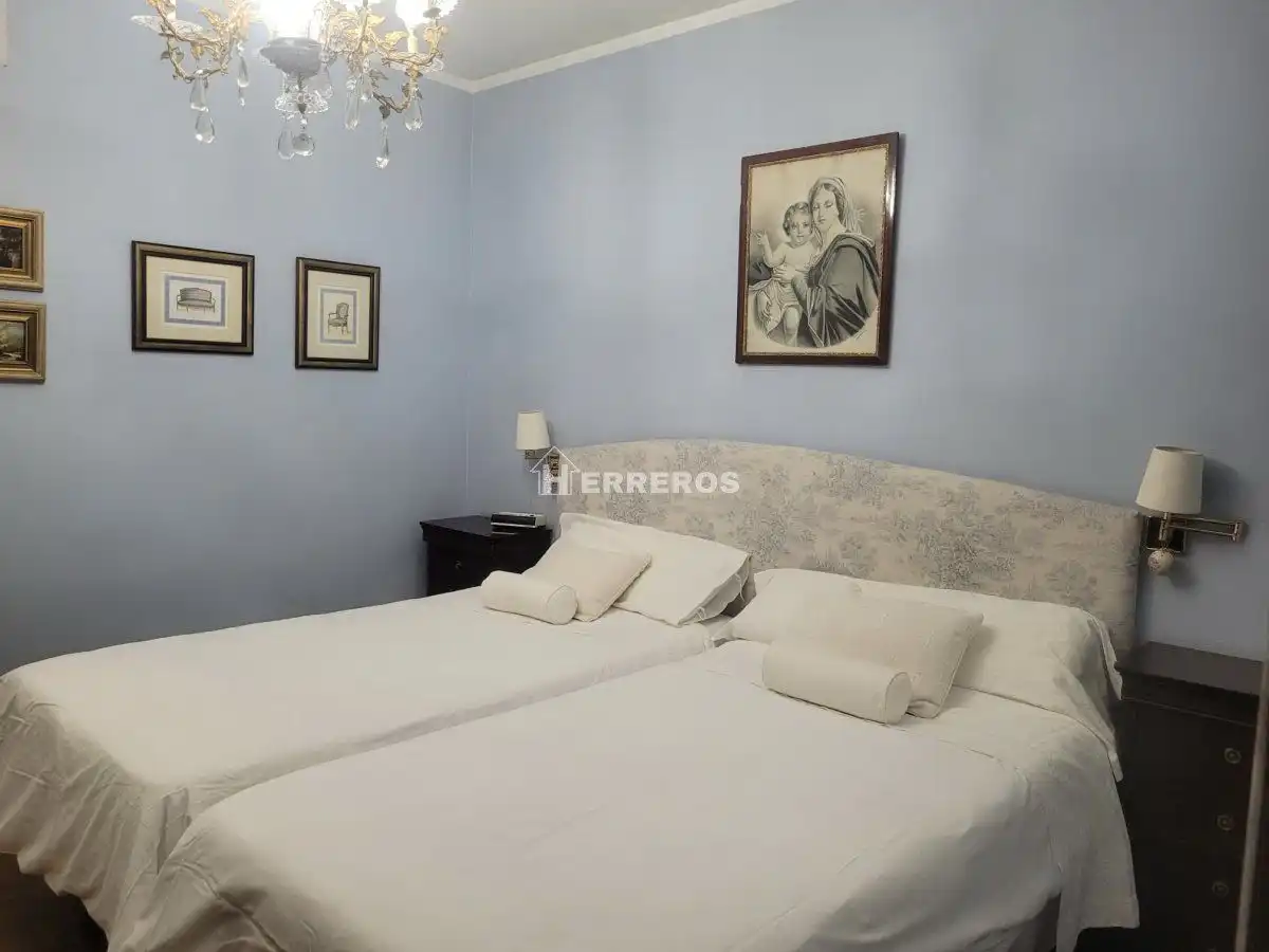 Dormitori de Apartament en venda en  Logroño amb Calefacció, Parquet i Terrassa