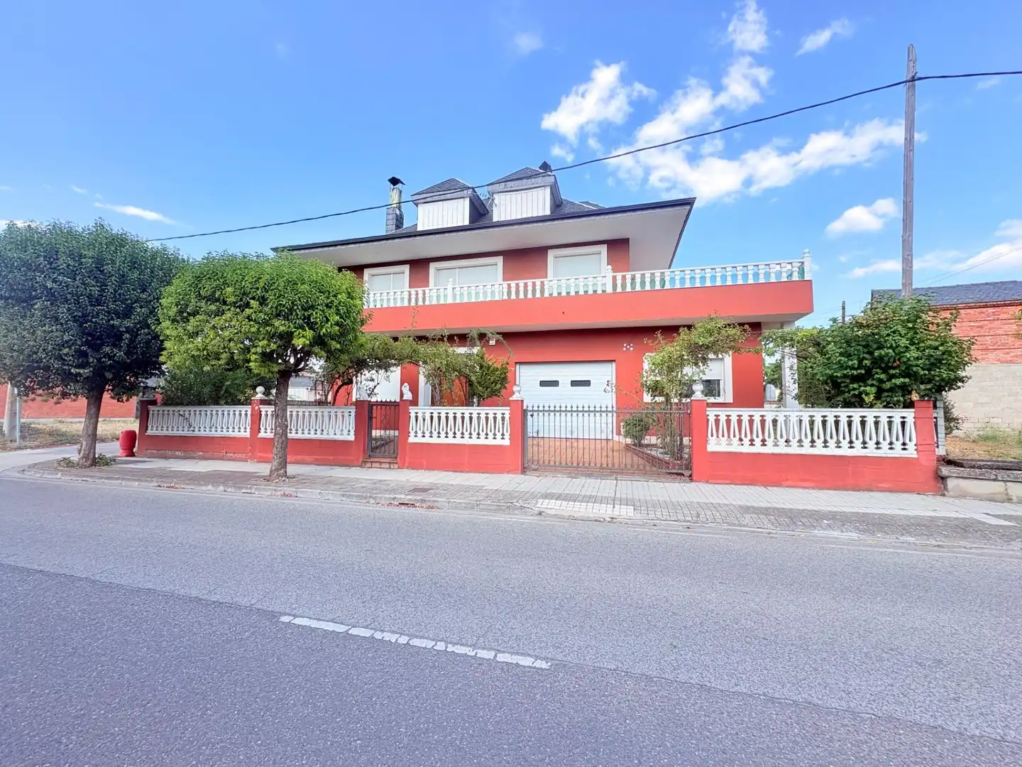 Vista exterior de Casa o chalet en venta en Ponferrada con Calefacción, Jardín privado y Terraza