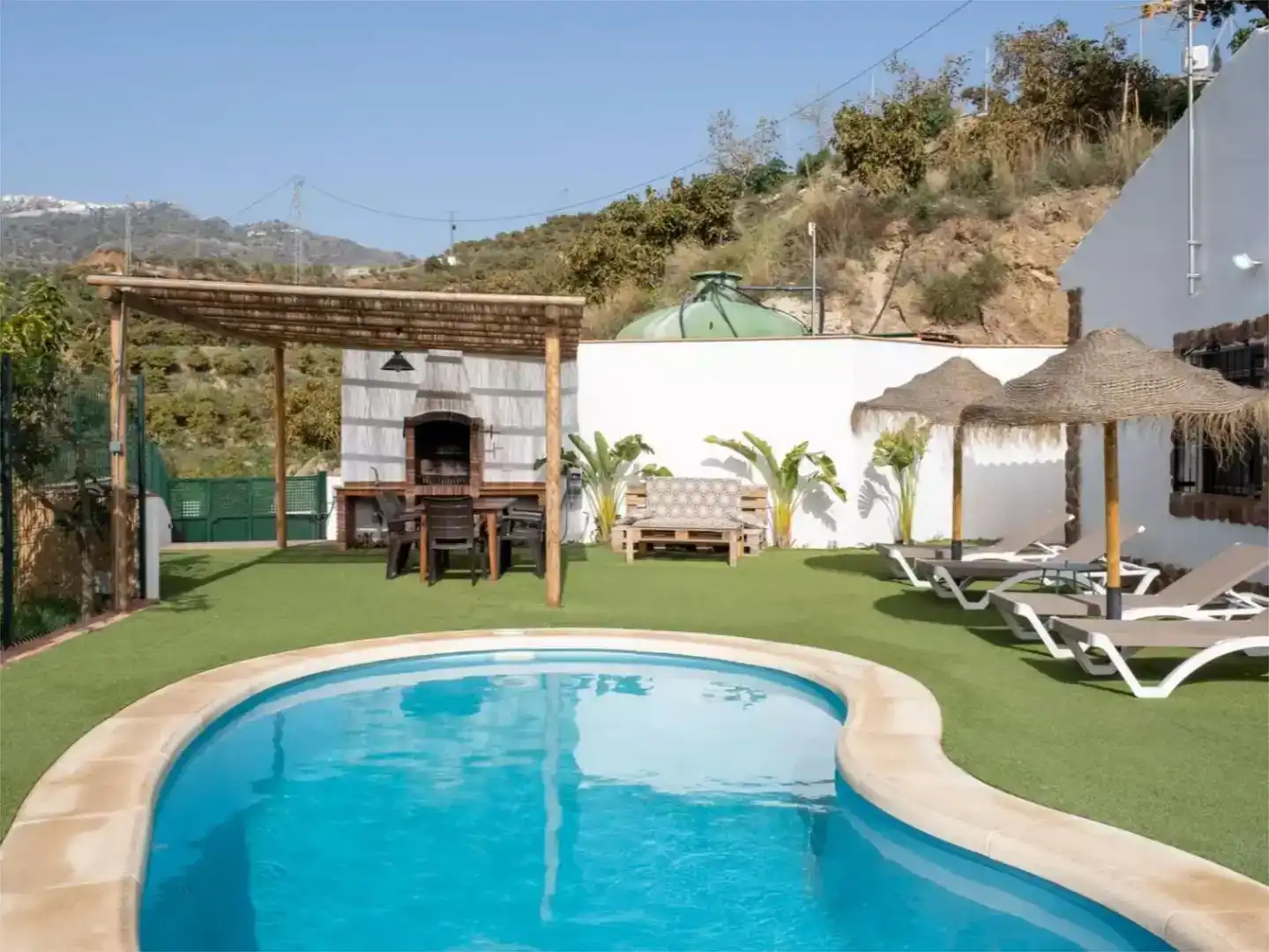 Piscina de Finca rústica de lloguer en Cútar amb Aire condicionat, Jardí privat i Piscina