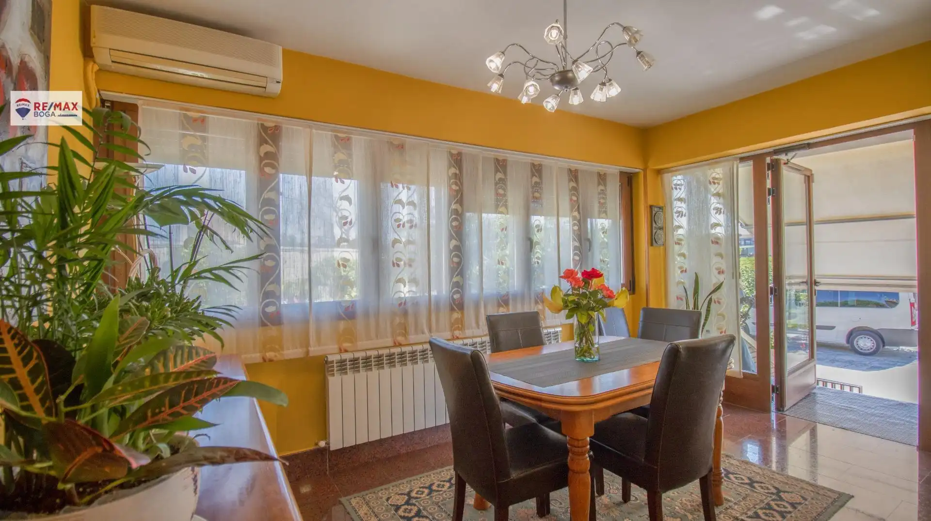 Menjador de Casa o xalet en venda en Oyón-Oion amb Aire condicionat, Jardí privat i Parquet