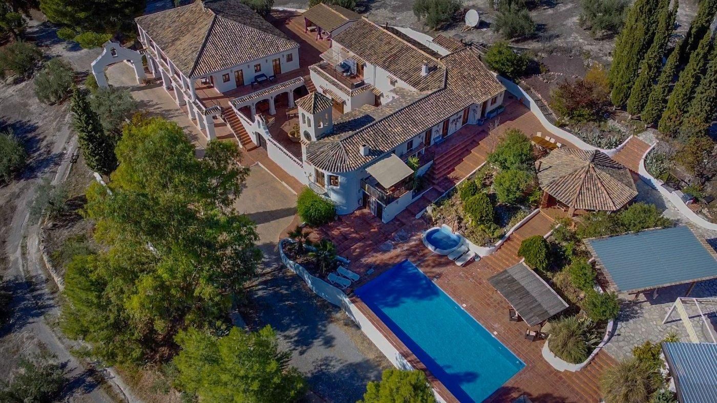 Vista exterior de Casa o xalet en venda en Alcaudete amb Aire condicionat, Jardí privat i Terrassa