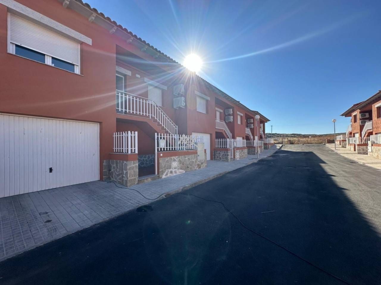 Vista exterior de Casa adosada en venda en Las Ventas Con Peña Aguilera amb Aire condicionat, Calefacció i Jardí privat