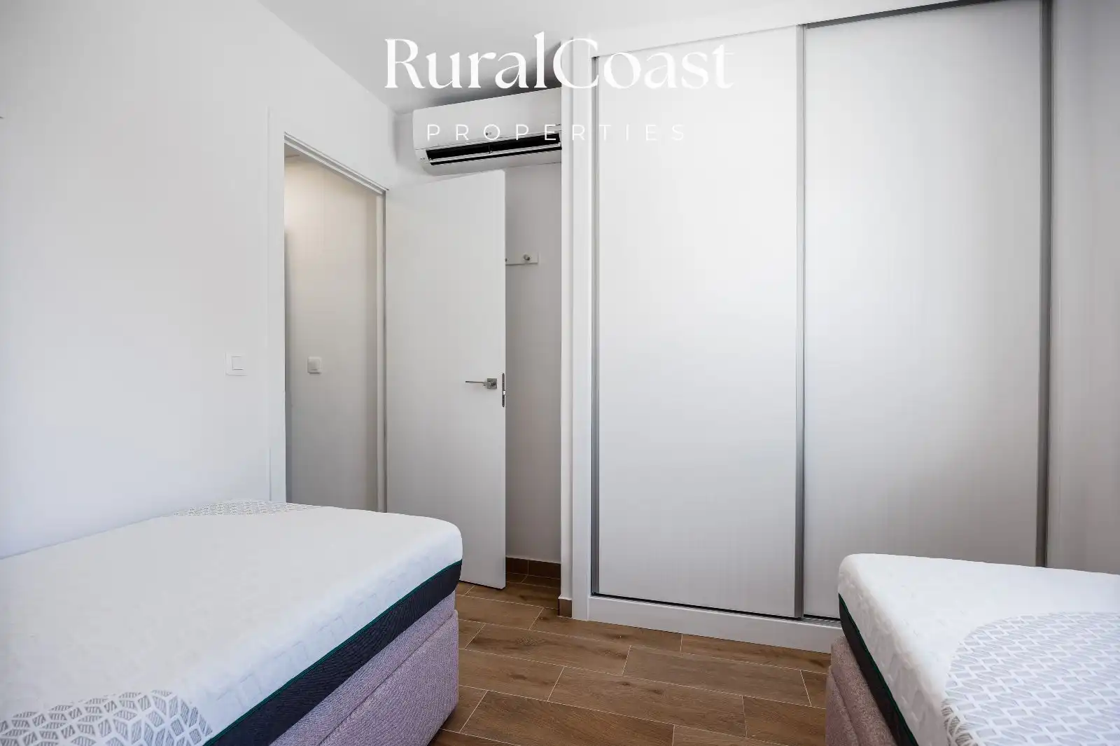 Schlafzimmer von Einfamilien-Reihenhaus zum Verkauf in Busot mit Klimaanlage, Heizung und Privatgarten