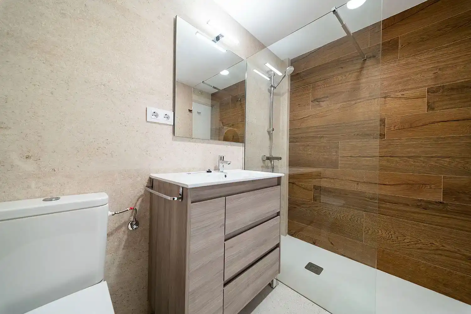 Badezimmer von Wohnung zur Miete in  Zaragoza Capital mit Klimaanlage und Balkon