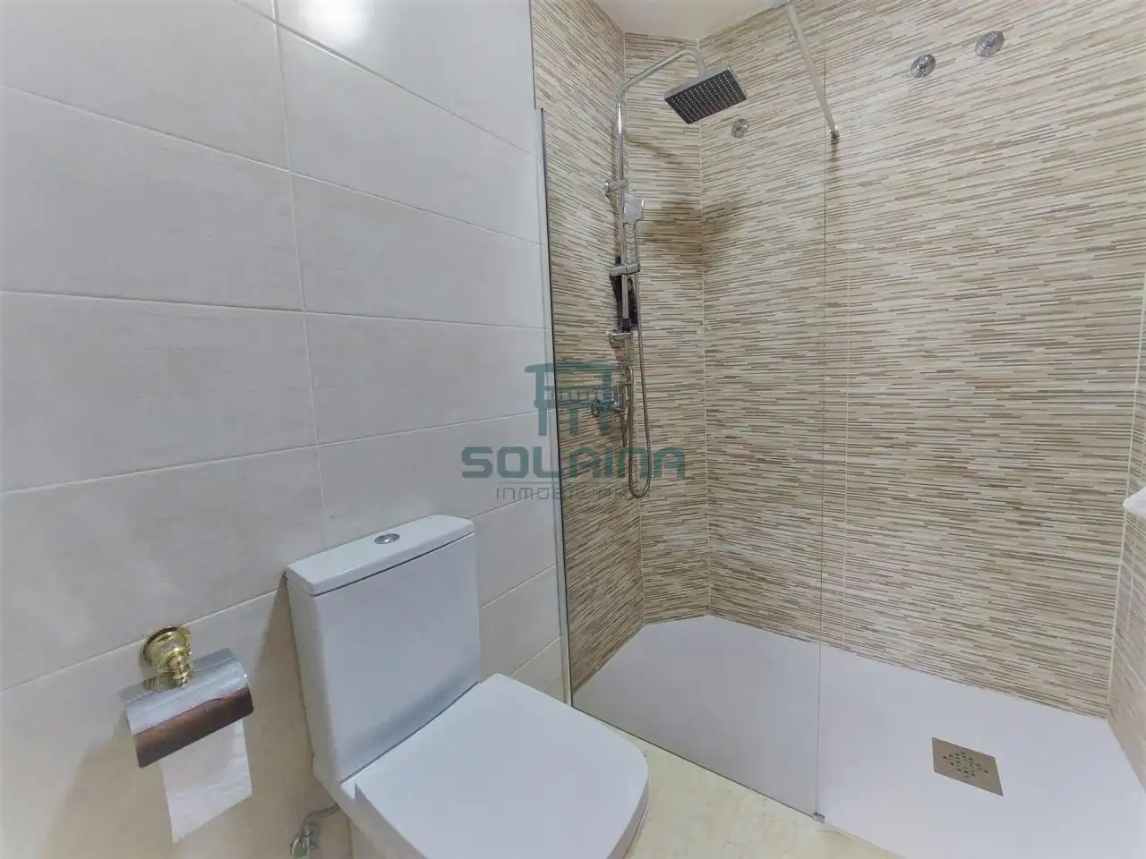 Bany de Casa adosada en venda en San Cibrao das Viñas amb Calefacció, Jardí privat i Parquet