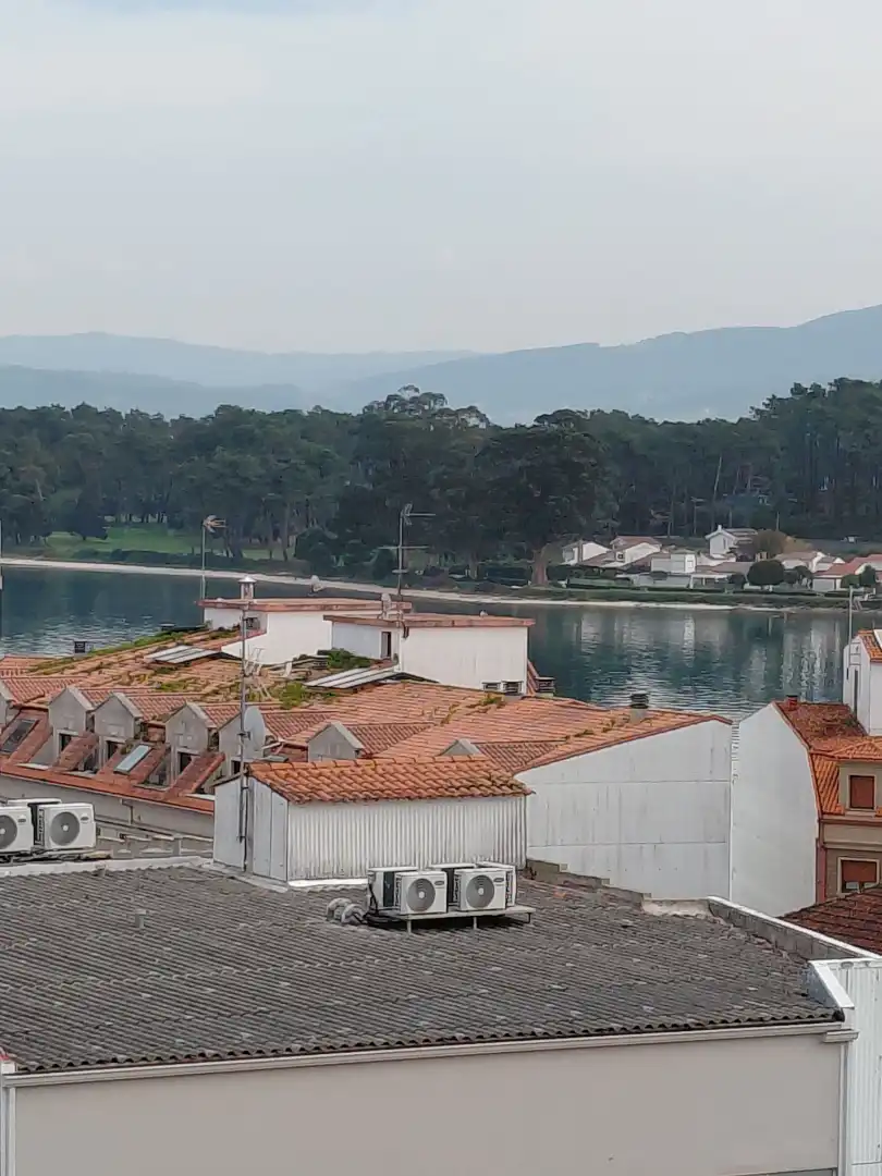 Vista exterior de Edifici en venda en O Grove  