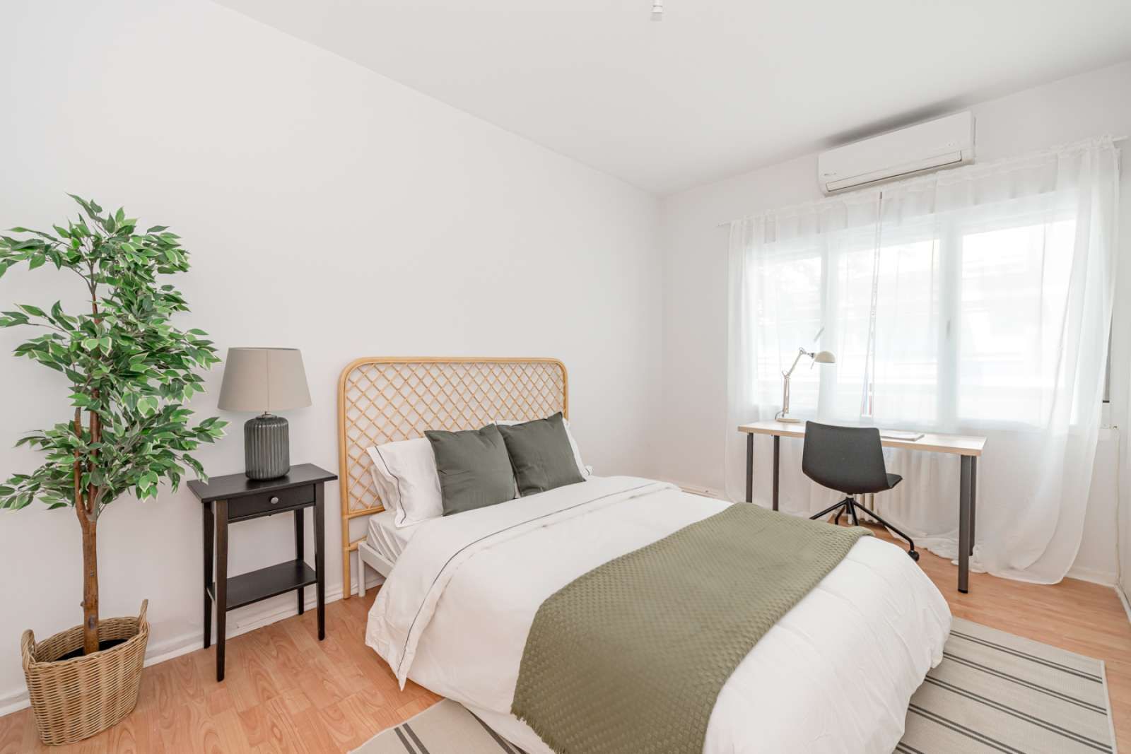 Bedroom of Flat to share in  Madrid Capital  with Air Conditioner, Terrace and Furnished