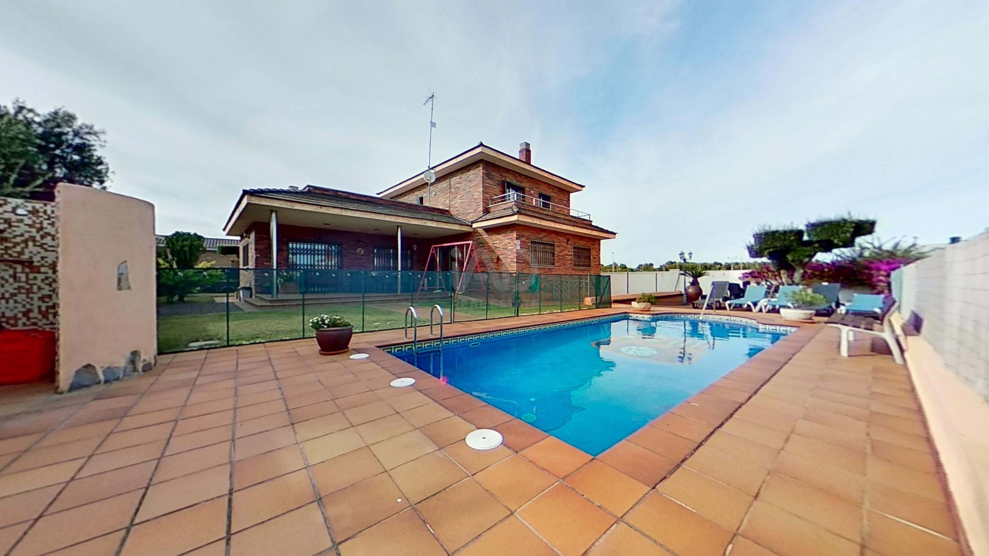 Piscina de Casa o xalet en venda en El Vendrell amb Aire condicionat i Calefacció