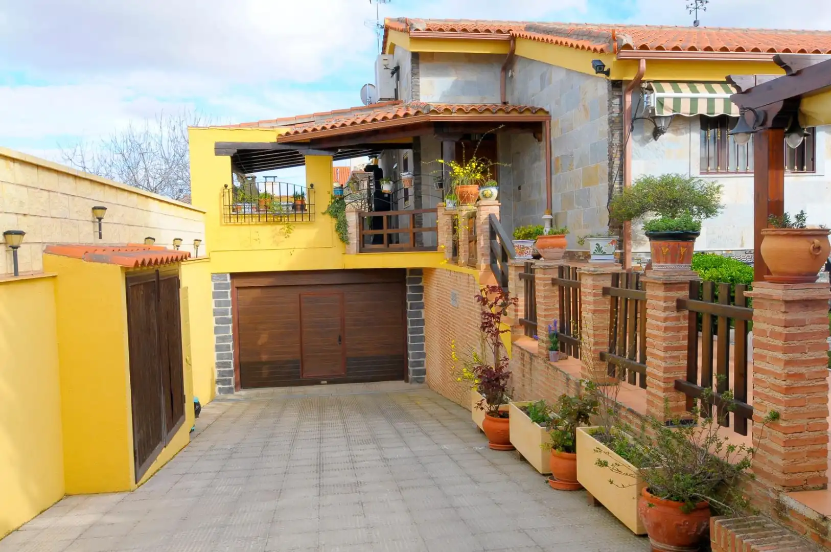 Vista exterior de Casa o xalet en venda en Valdepeñas amb Terrassa, Piscina i Moblat