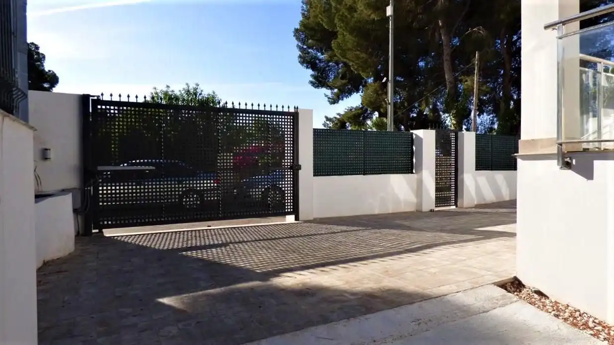Vista exterior de Casa o chalet en venta en La Nucia con Aire acondicionado, Terraza y Piscina