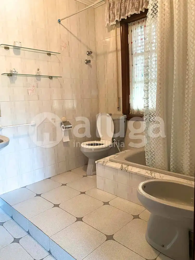 Bany de Casa o xalet en venda en Cangas  amb Calefacció, Jardí privat i Terrassa