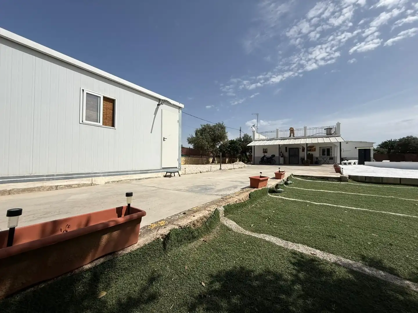 Vista exterior de Casa o xalet en venda en Utrera amb Jardí privat, Terrassa i Piscina