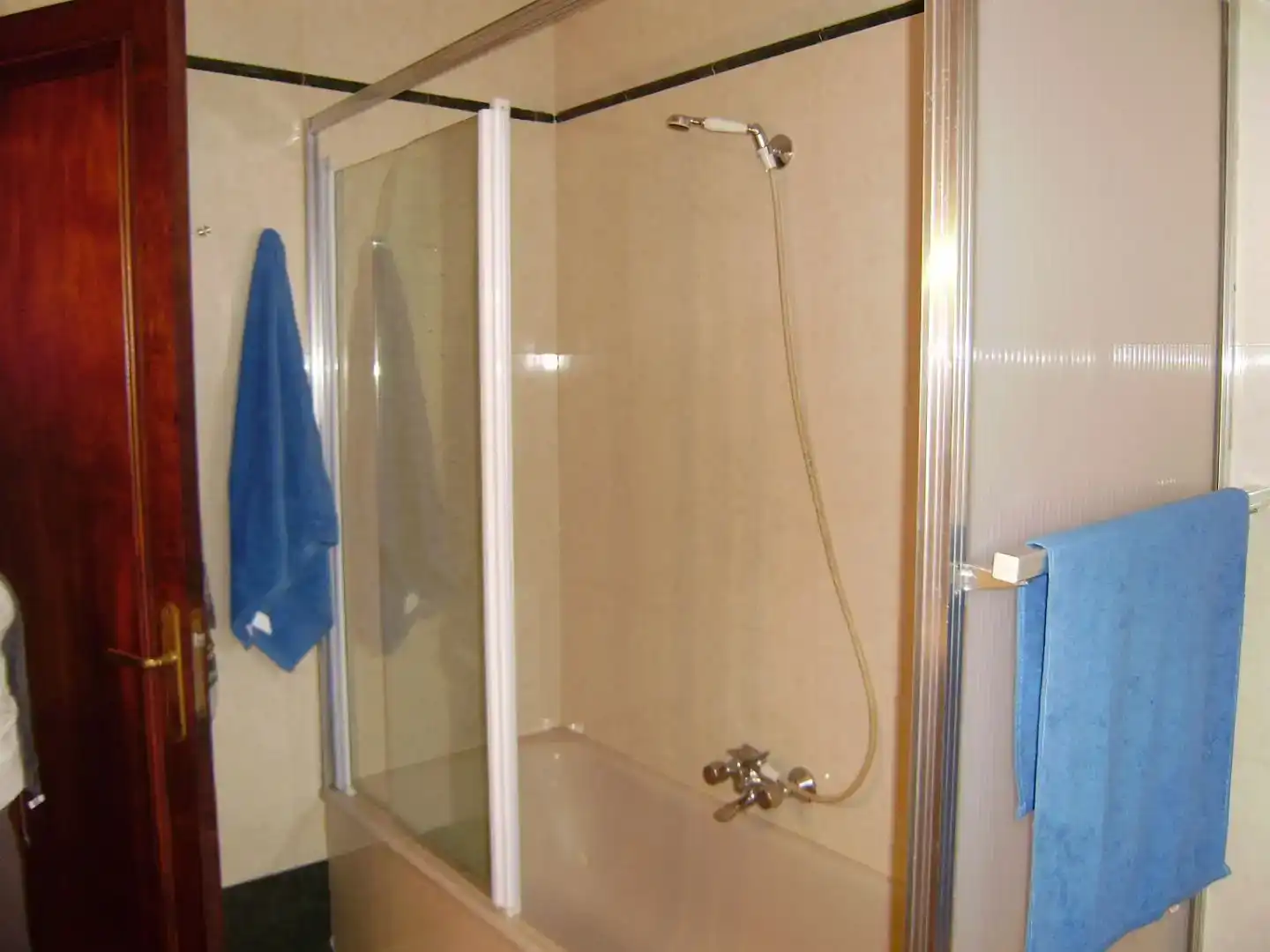 Bathroom of Flat for share in Valladolid  with Private garden, Parquet flooring and Storage room