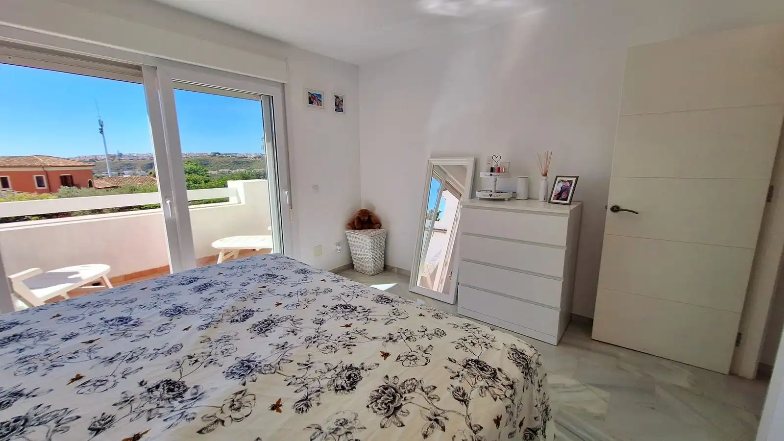 Habitación de Casa adosada en venta en Manilva con Aire acondicionado, Terraza y TV