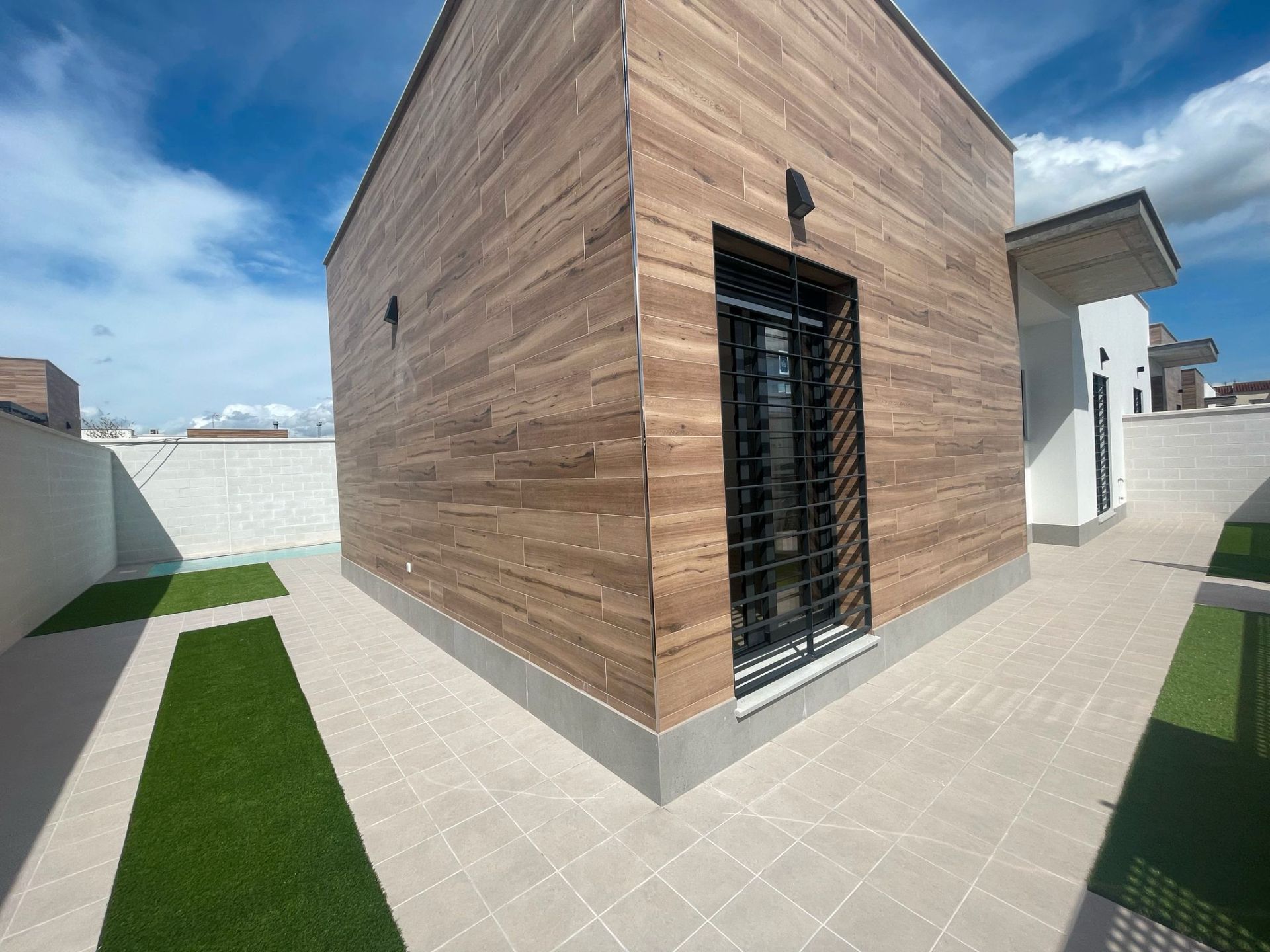 Vista exterior de Casa adosada en venda en Espartinas amb Jardí privat