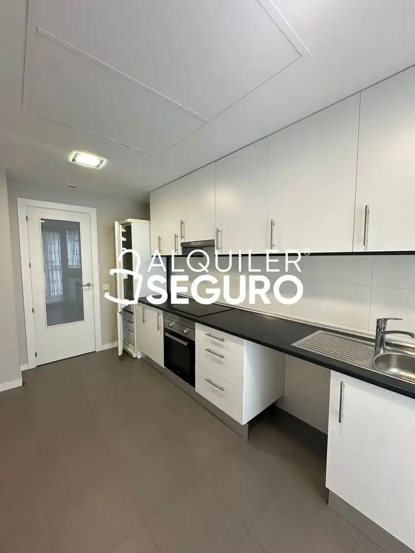 Cocina de Piso de alquiler en Madrid con Calefacción, Terraza y Trastero