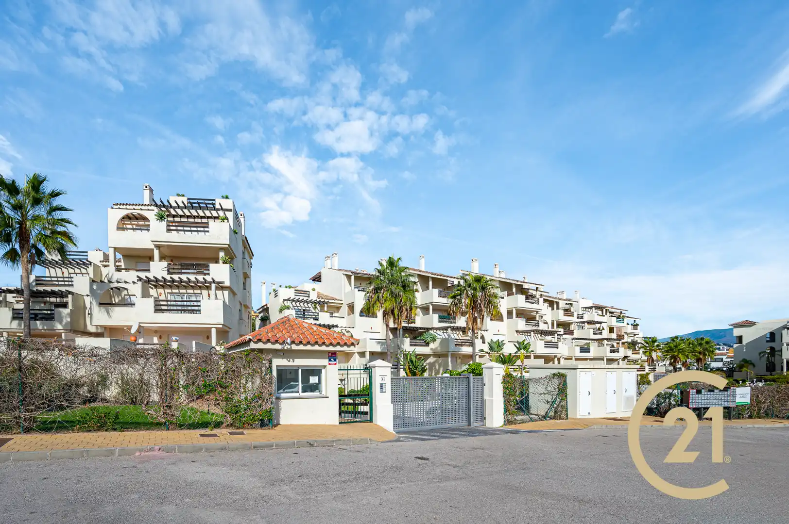 Vista exterior de Dúplex en venda en Estepona amb Aire condicionat, Terrassa i Moblat