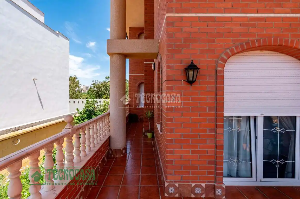 Vista exterior de Casa o xalet en venda en Roquetas de Mar amb Calefacció, Parquet i Terrassa