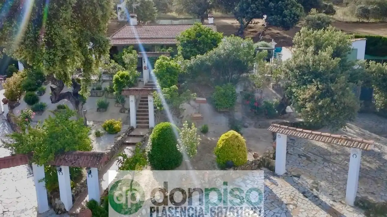Garden of Country homes for sale in Malpartida de Plasencia  with Private garden and Swimming Pool