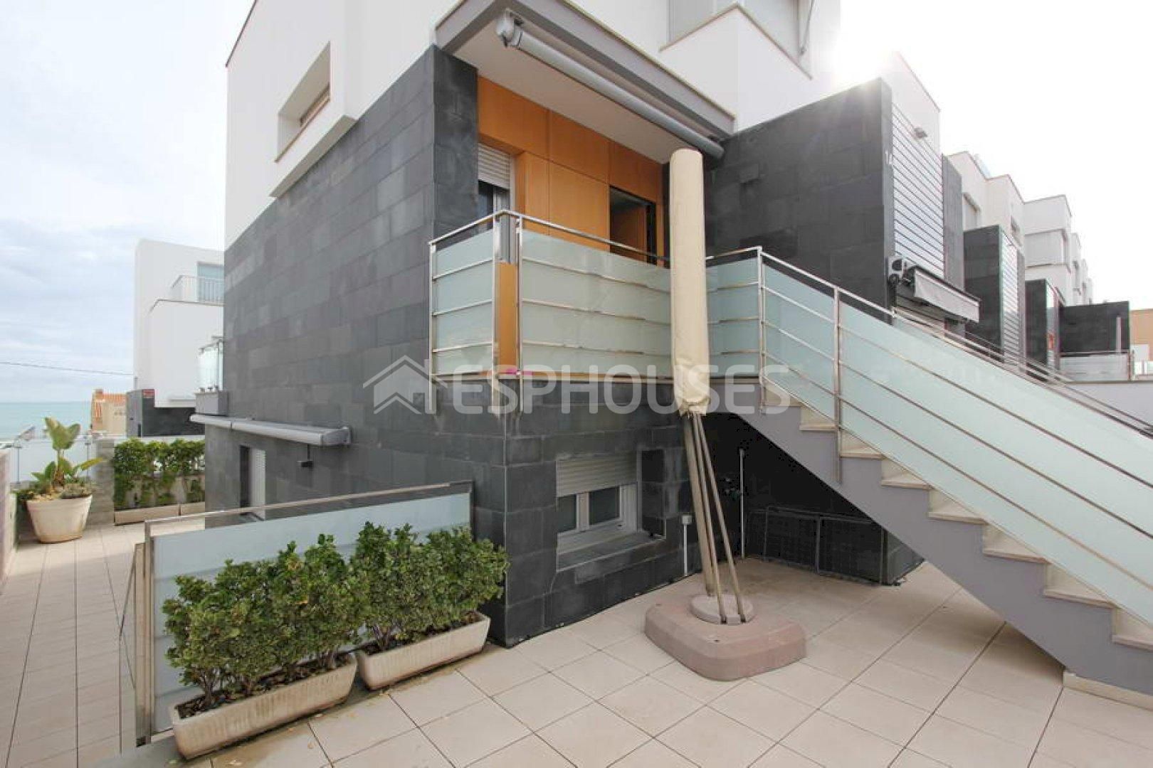 Vista exterior de Casa o chalet en venta en Guardamar del Segura con Aire acondicionado, Calefacción y Terraza