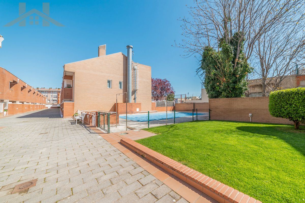 Swimming pool of Single-family semi-detached for sale in Pinto  with Air Conditioner, Heating and Private garden
