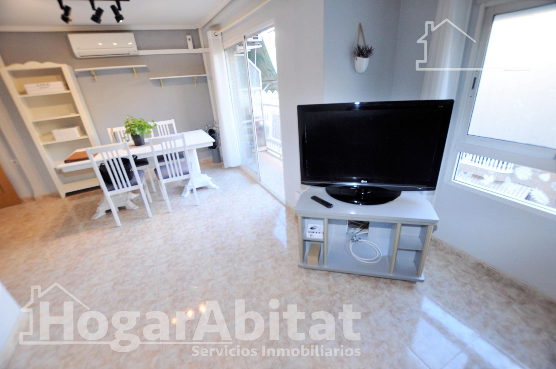 Living room of Flat for sale in  Valencia Capital  with Air Conditioner and Balcony