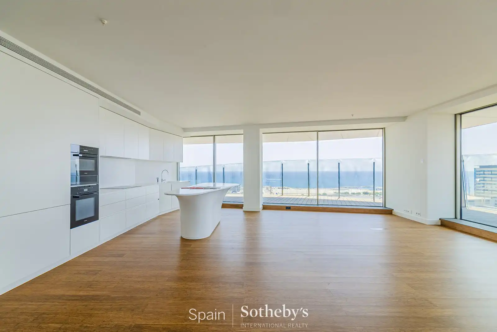 Menjador de Apartament en venda en Barcelona amb Calefacció, Terrassa i Traster