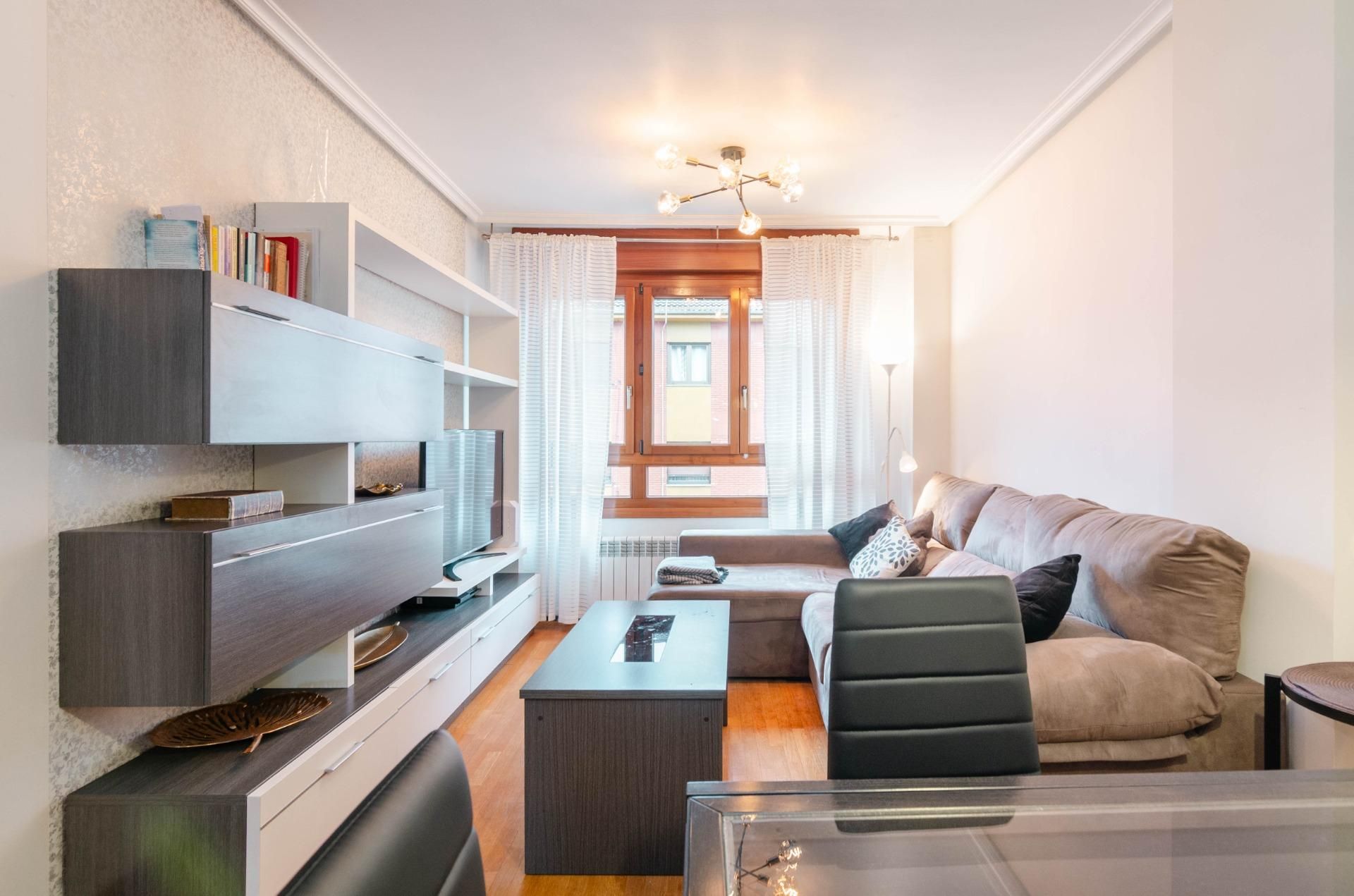 Sala de estar de Dúplex en venta en Oviedo  con Terraza, Trastero y Amueblado