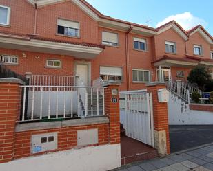 Vista exterior de Casa adosada en venda en Arroyo de la Encomienda amb Calefacció, Jardí privat i Parquet