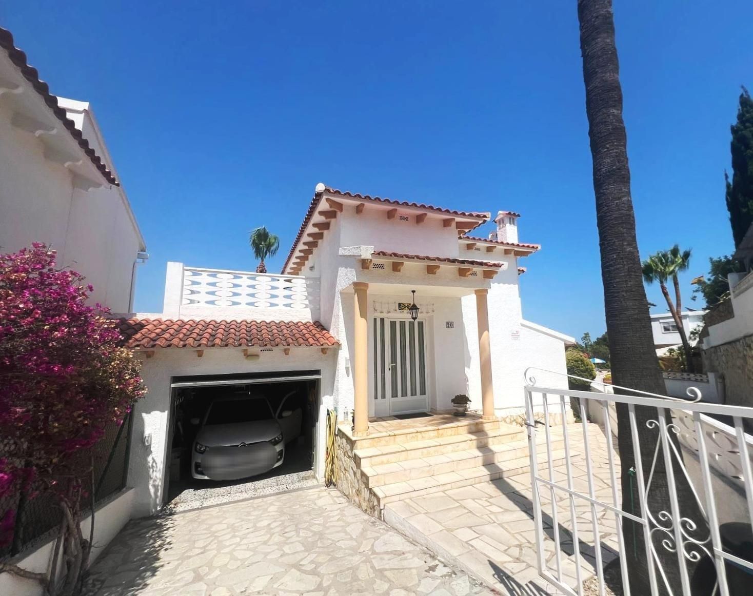 Vista exterior de Casa o xalet en venda en L'Alfàs del Pi amb Aire condicionat, Calefacció i Jardí privat