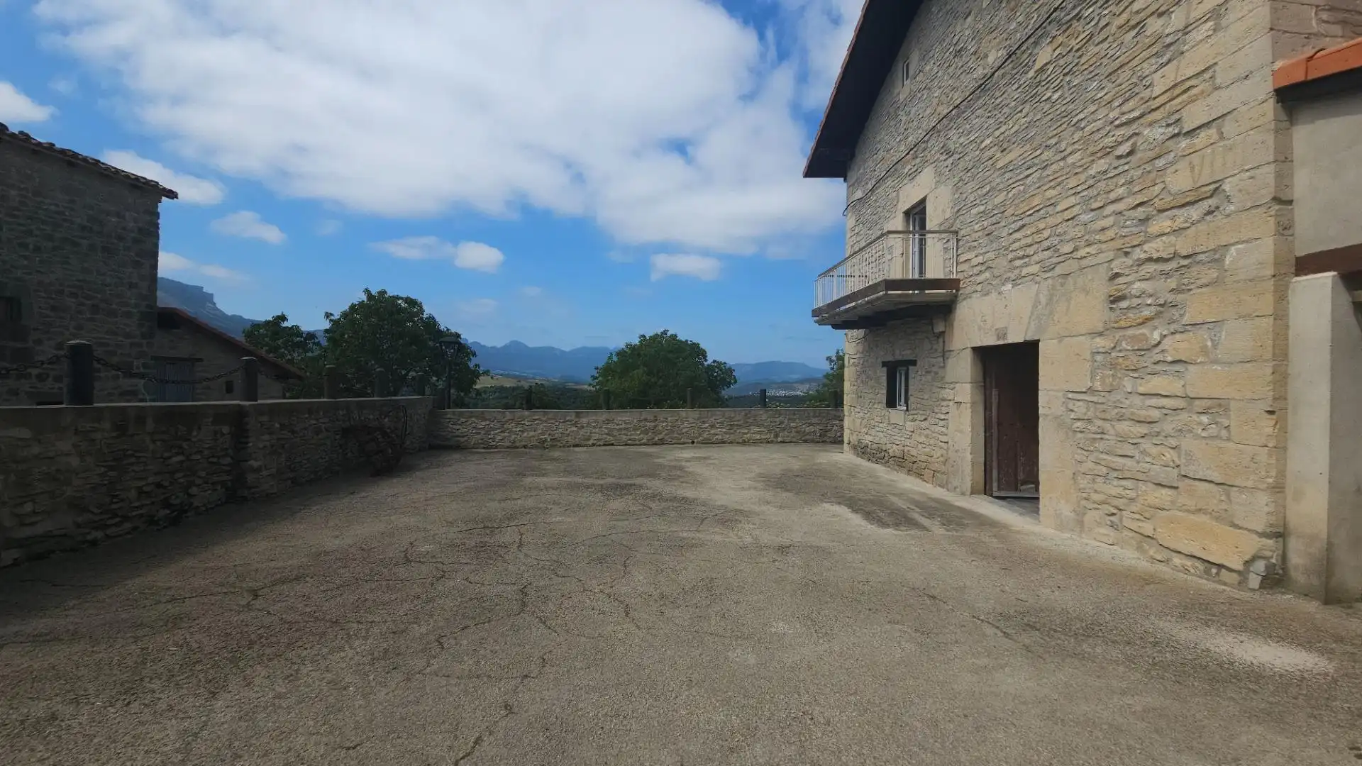 Vista exterior de Casa o xalet en venda en Valle de Mena amb Calefacció, Jardí privat i Terrassa