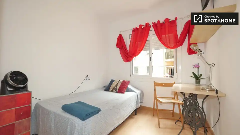Habitación de Piso para compartir en L'Hospitalet de Llobregat con Aire acondicionado, Calefacción y Amueblado