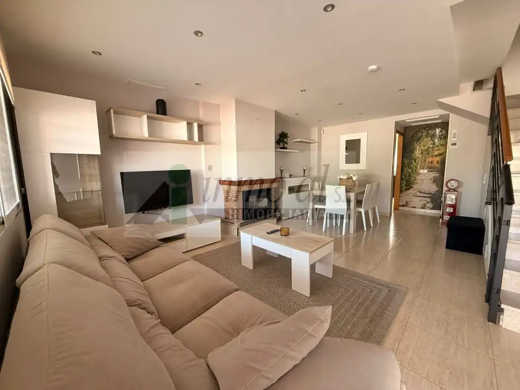 Sala d'estar de Casa o xalet en venda en Almazora / Almassora amb Aire condicionat, Terrassa i Piscina comunitària