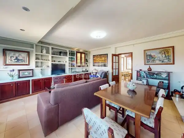 Sala d'estar de Casa o xalet en venda en Nigrán amb Calefacció, Jardí privat i Parquet