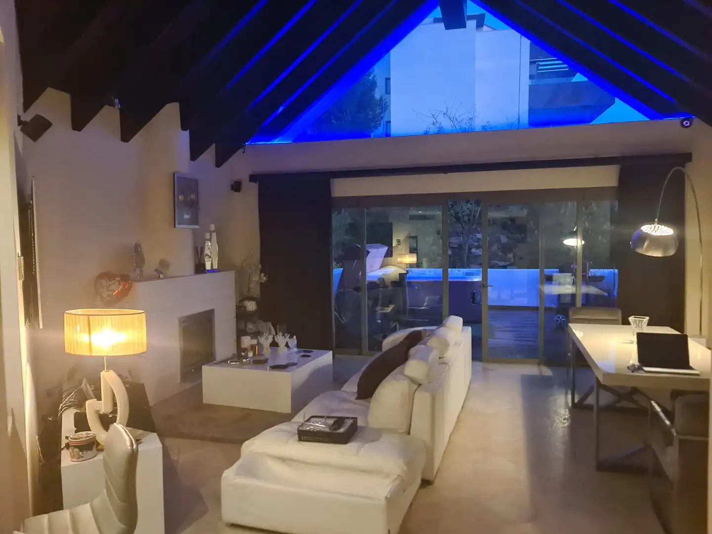 Living room of Duplexes for sale in Benahavís  with Air Conditioner, Furnished and TV