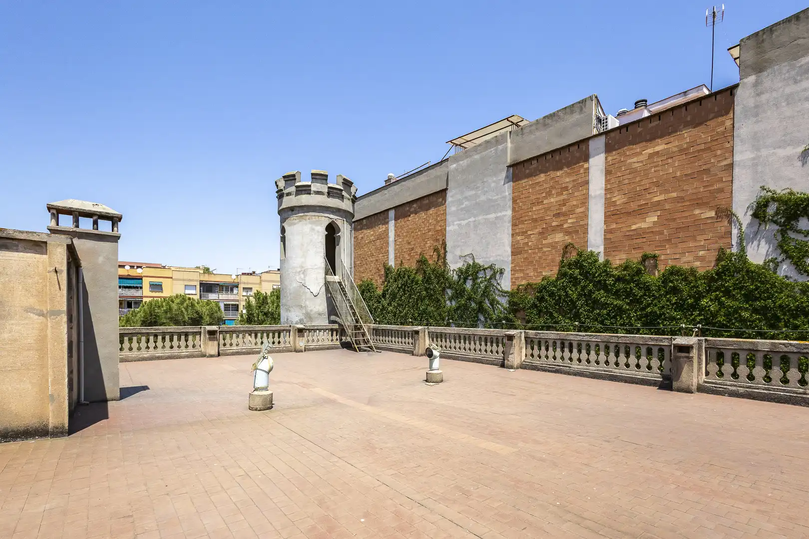 Vista exterior de Edifici en venda en Sant Boi de Llobregat