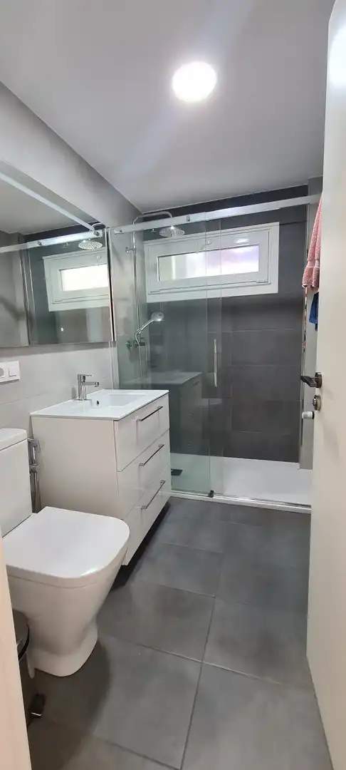 Baño de Piso de alquiler en Vigo  con Calefacción, Parquet y Amueblado